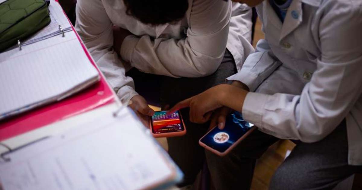 La Ciudad de Buenos Aires prohbe el uso de celulares en las escuelas