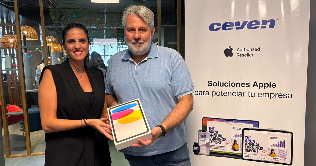 Gustavo Corti, cliente y ganador del iPad que fue sorteada en el encuentro, junto a Victoria Villa, Responsable de Marketing en Ceven.