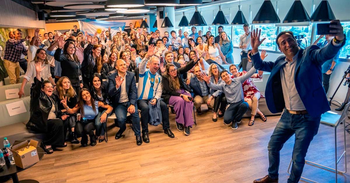 Enrique Lores, CEO de HO, junto al equipo de HP Argentina