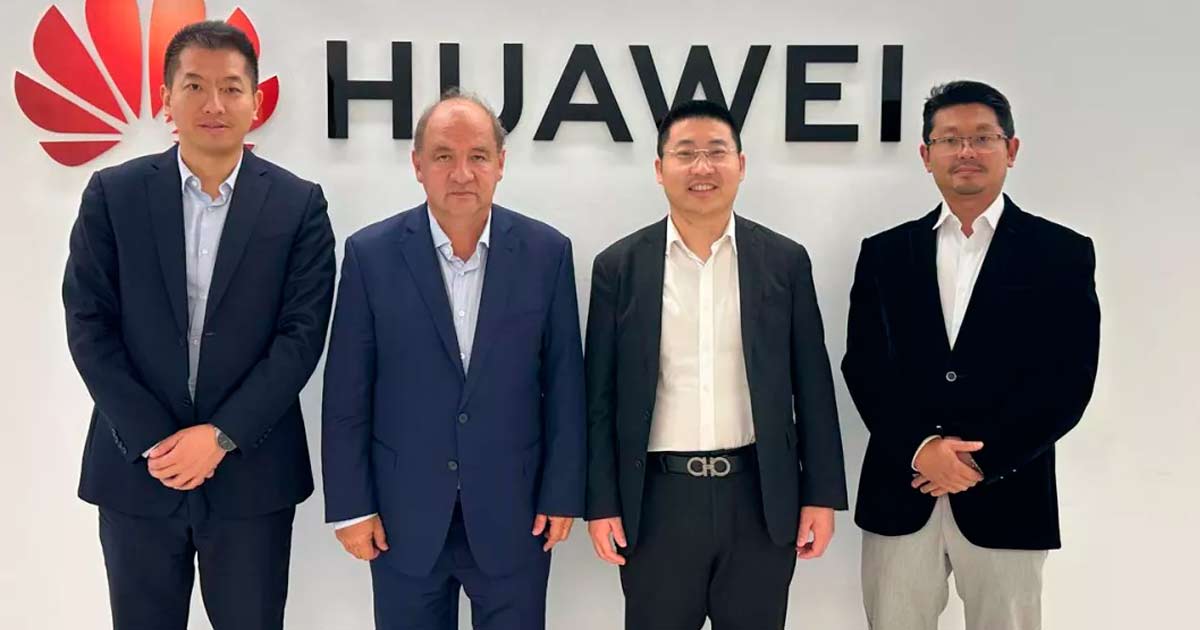 Ricardo Villada, ministro de Gobierno, Derechos Humanos y Trabajo de Salta, junto a representantes de Huawei