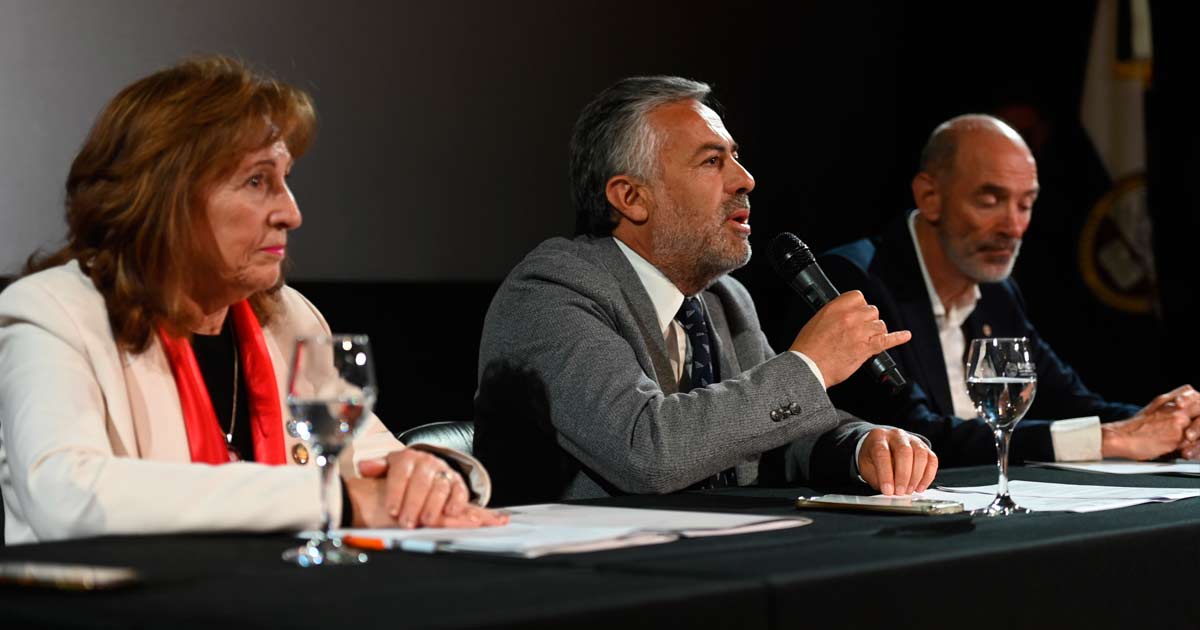 Esther Snchez, rectora de la UNCuyo; el Gobernador Alfredo Cornejo; y Claudio Feijo, coordinador del proyecto AI4Gov