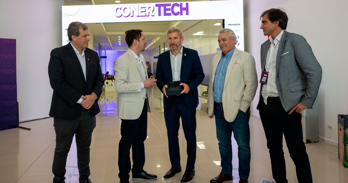 Walter Sione, Secretario de Ciencia, Tecnologa e Innovacin de la Provincia; Salvador Celia, Presidente del Polo Tecnolgico del Paran; Rogelio Frigerio, Gobernador de Entre Ros; Carlos Pallotti, lder del Proyecto MiradorTec; y Matas Ruiz, Director de Economa del Conocimiento de la provincia