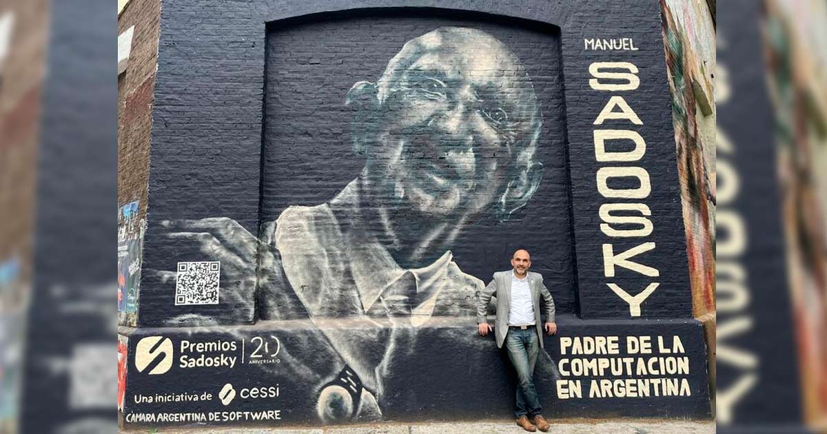 Diego Berardo, Vicepresidente de CESSI, junto al nuevo mural en homenaje a Manuel Sadosky