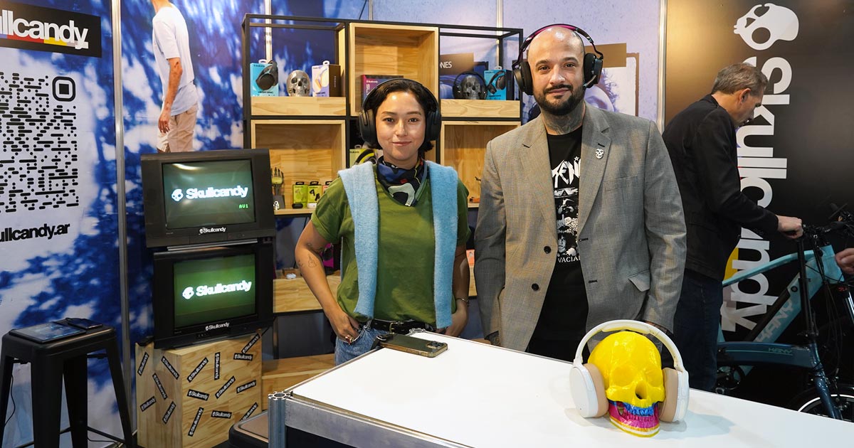 Cristina Gamboa, Responsable de Marketing de Skullcandy para Amrica Latina, y Emiliano Castro, Product Manager de Skullcandy en el distribuidor Grupo Ncleo